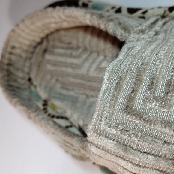 Slippers - Picture 3 of 5